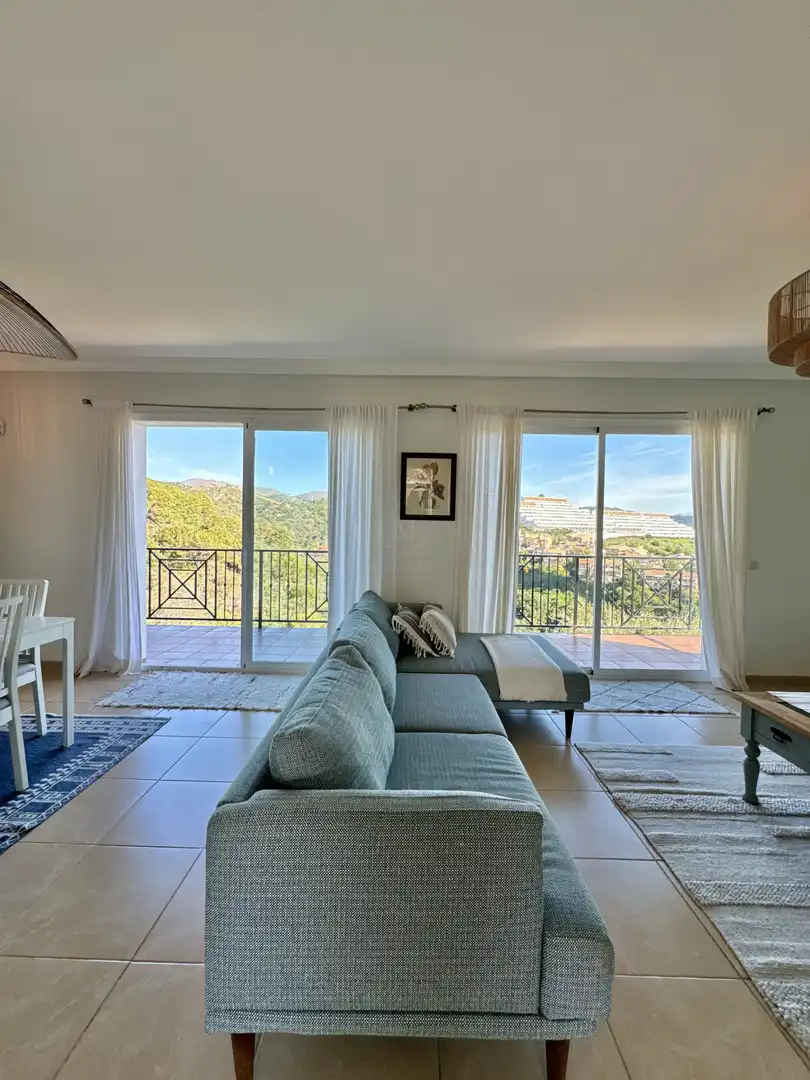 Sala d'estar de Casa o xalet en venda en Estepona amb Aire condicionat, Terrassa i Moblat