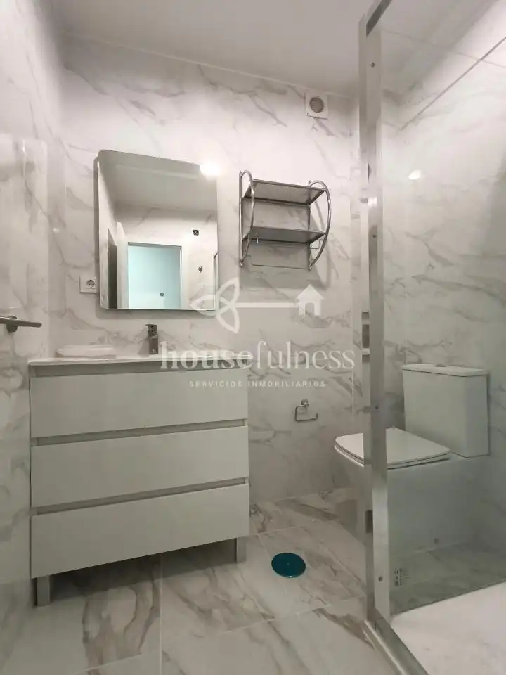Badezimmer von Wohnung zum Verkauf in Ferrol mit Möbliert und Balkon