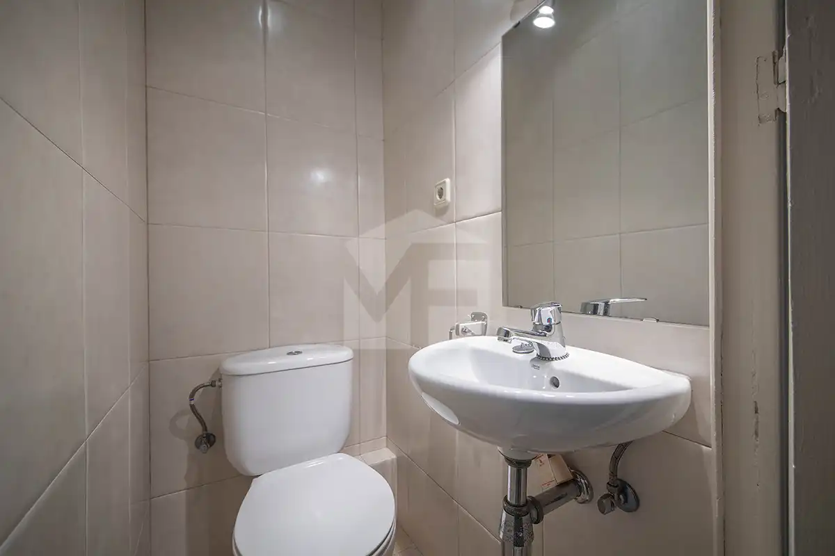 Bathroom of Flat for sale in Barcelona  with Heating and Balcony