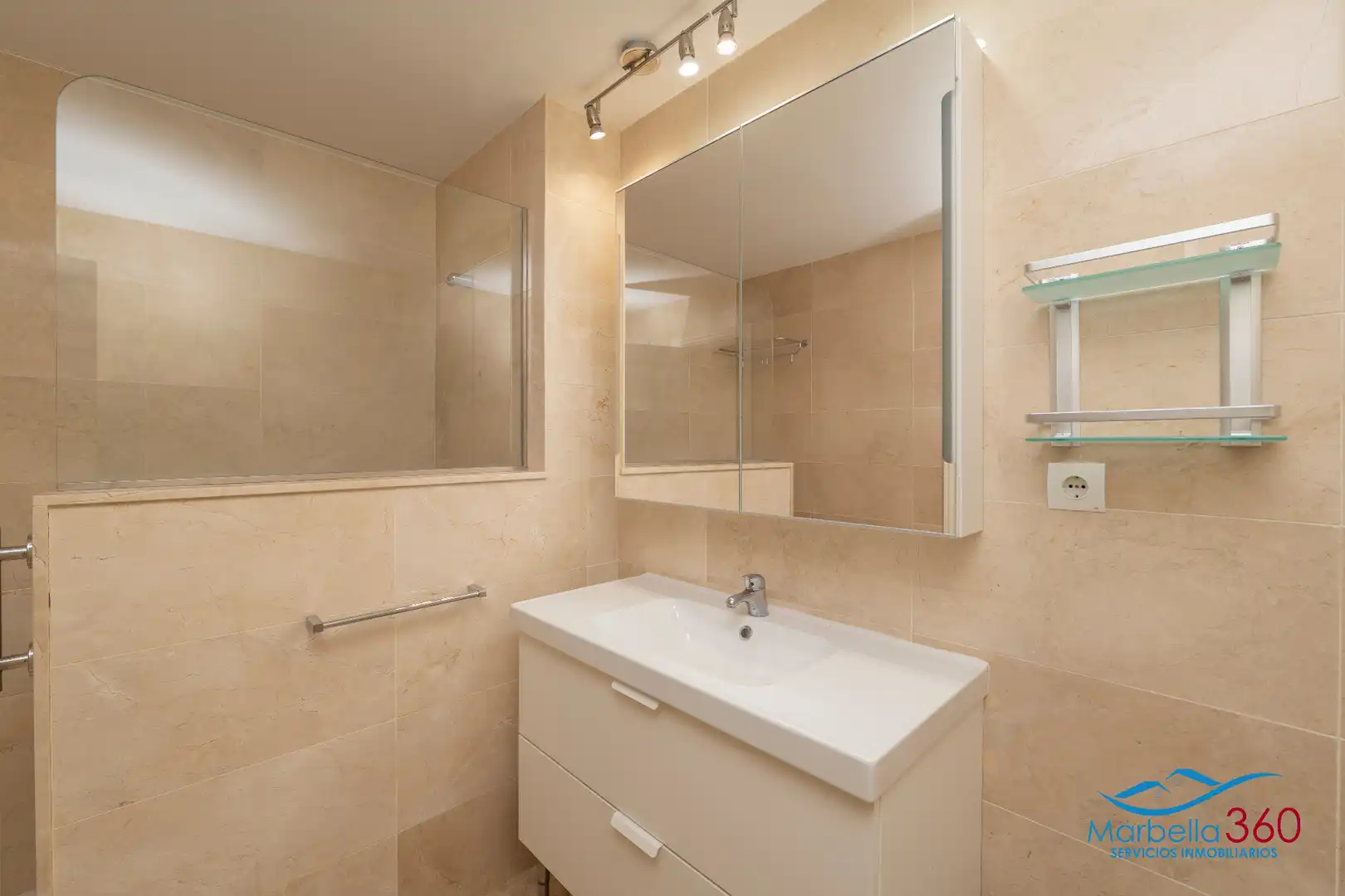 Badezimmer von Wohnung zum Verkauf in Marbella mit Klimaanlage, Terrasse und Abstellraum