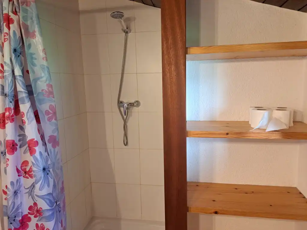 Badezimmer von Erdgeschoss zur Miete in Das mit Heizung, Privatgarten und Parkett