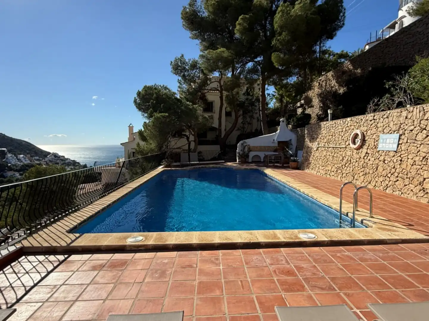 Schwimmbecken von Wohnungen zum Verkauf in Moraira mit Klimaanlage, Heizung und Terrasse
