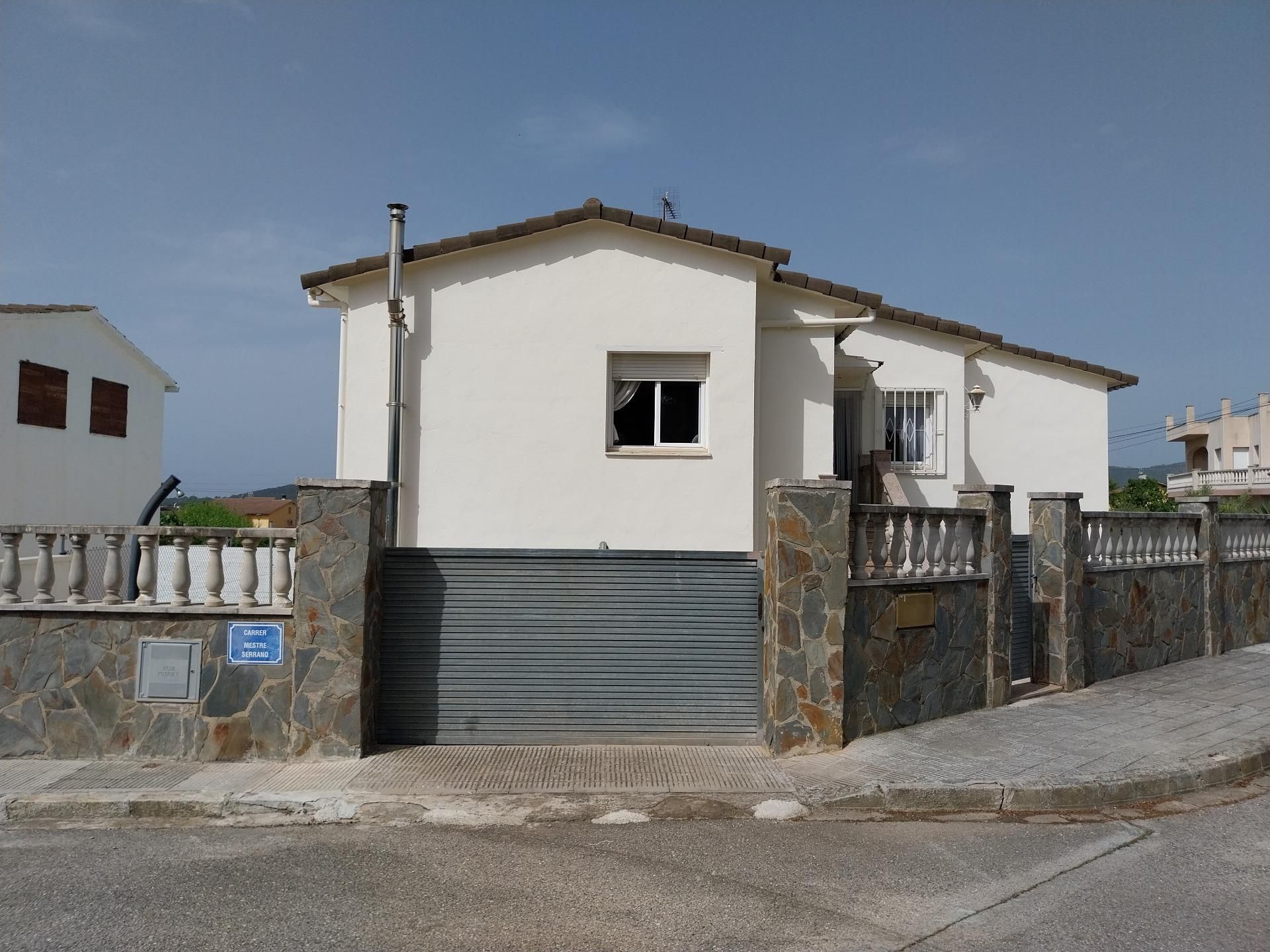 Vista exterior de Casa adosada en venta en El Vendrell con Calefacción, Terraza y Piscina