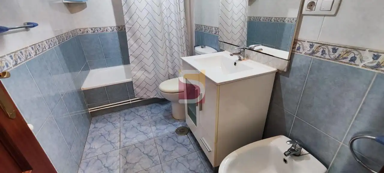 Badezimmer von Wohnung zur Miete in Gondomar mit Heizung, Abstellraum und Möbliert
