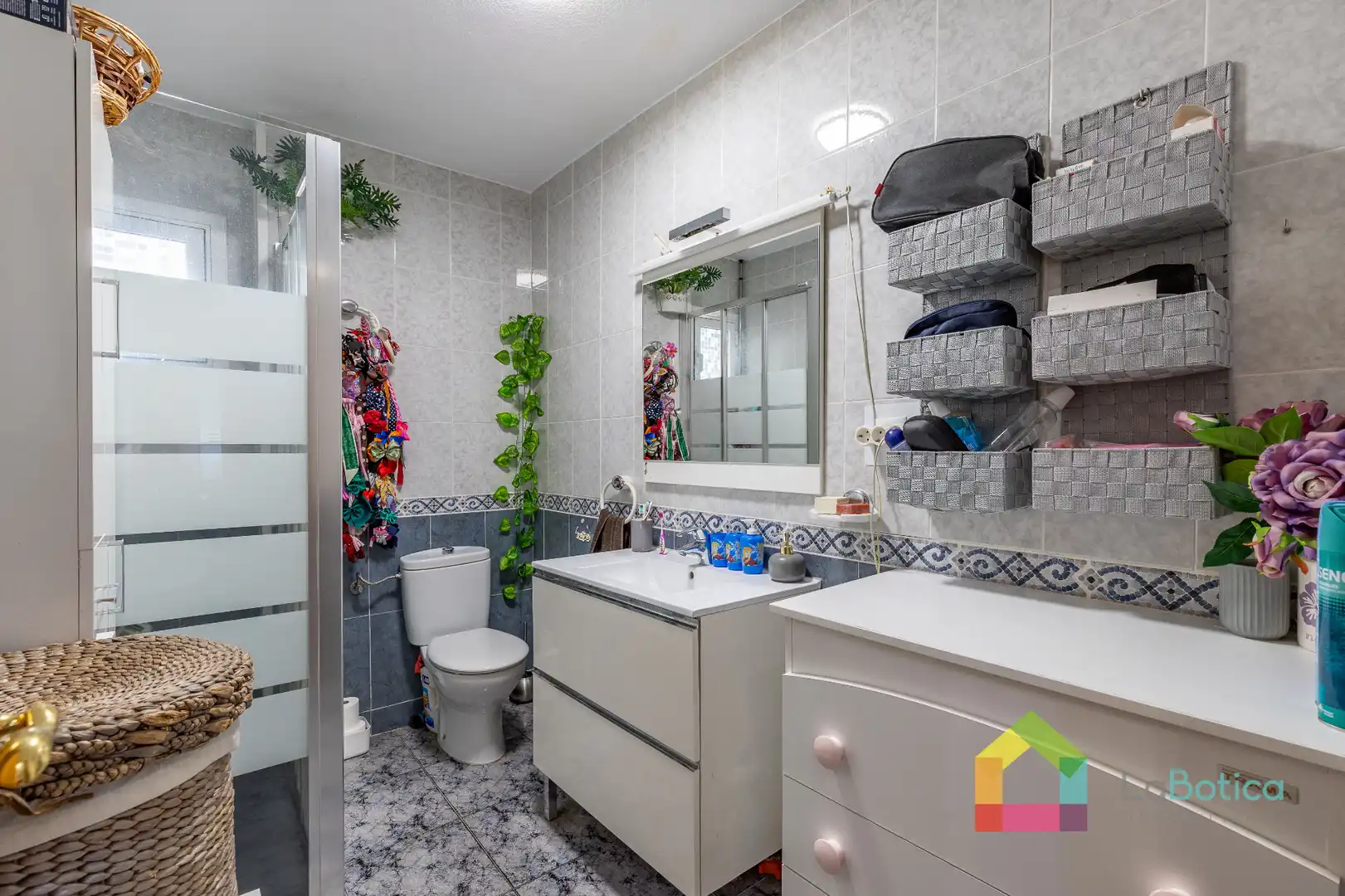 Baño de Piso en venta en Olías del Rey con Aire acondicionado, Calefacción y Piscina comunitaria