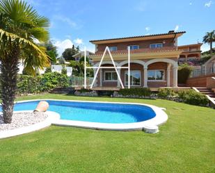 Jardí de Casa o xalet en venda en Sant Vicenç de Montalt amb Aire condicionat, Terrassa i Piscina