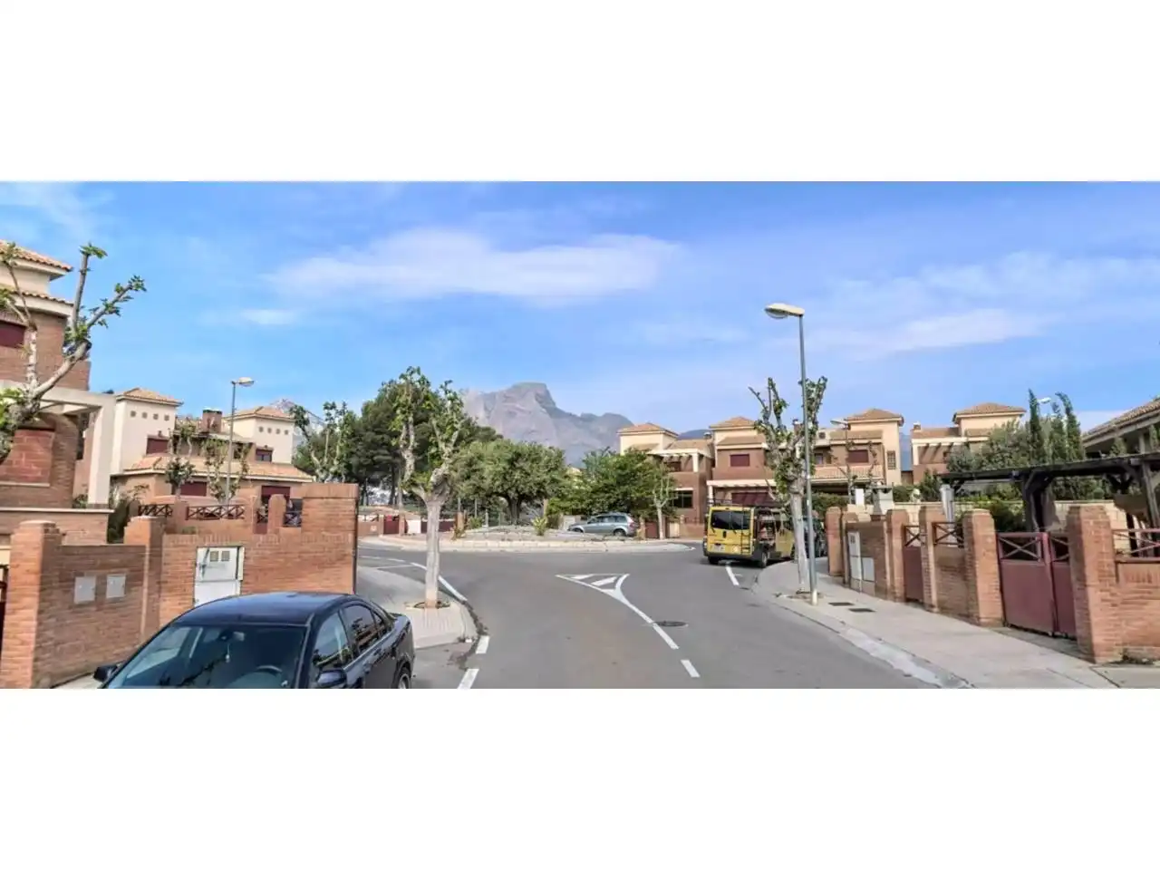 Vista exterior de Casa adosada en venda en La Nucia amb Aire condicionat, Terrassa i Piscina comunitària