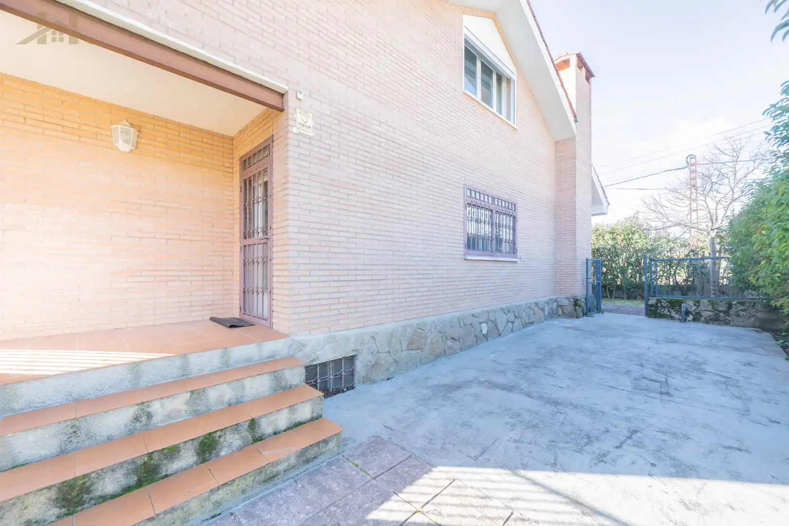 Vista exterior de Casa o xalet en venda en Manzanares El Real amb Jardí privat, Traster i Moblat