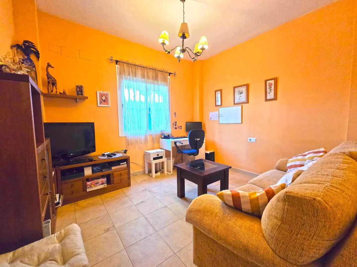 Sala de estar de Casa adosada en venta en Espartinas con Jardín privado, Terraza y Balcón