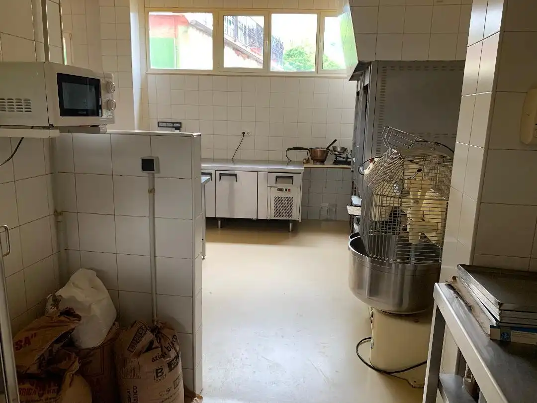 Cuina de Local en venda en Corvera de Toranzo amb Calefacció, Terrassa i Moblat
