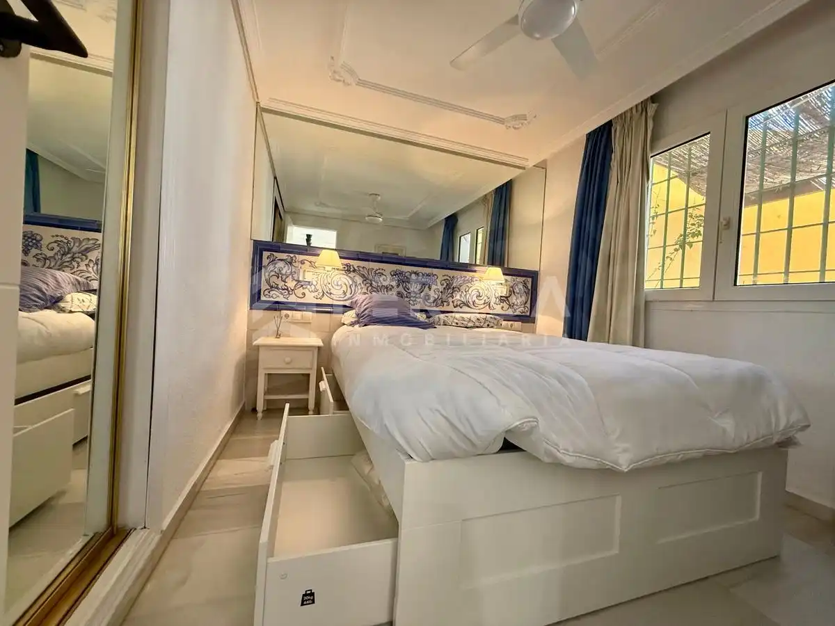 Schlafzimmer von Erdgeschoss zum Verkauf in Roquetas de Mar mit Privatgarten, Möbliert und Gemeinschaftspool