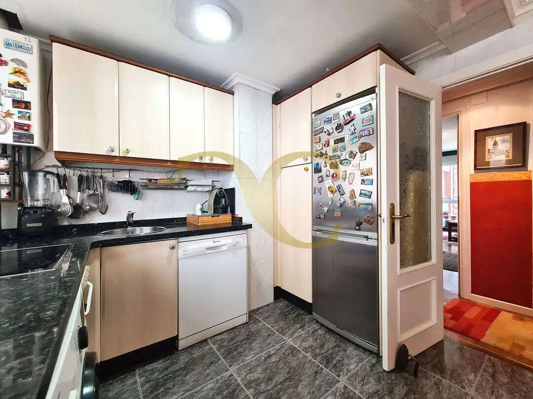 Cocina de Piso en venta en Gijón  con Calefacción, Jardín privado y Trastero
