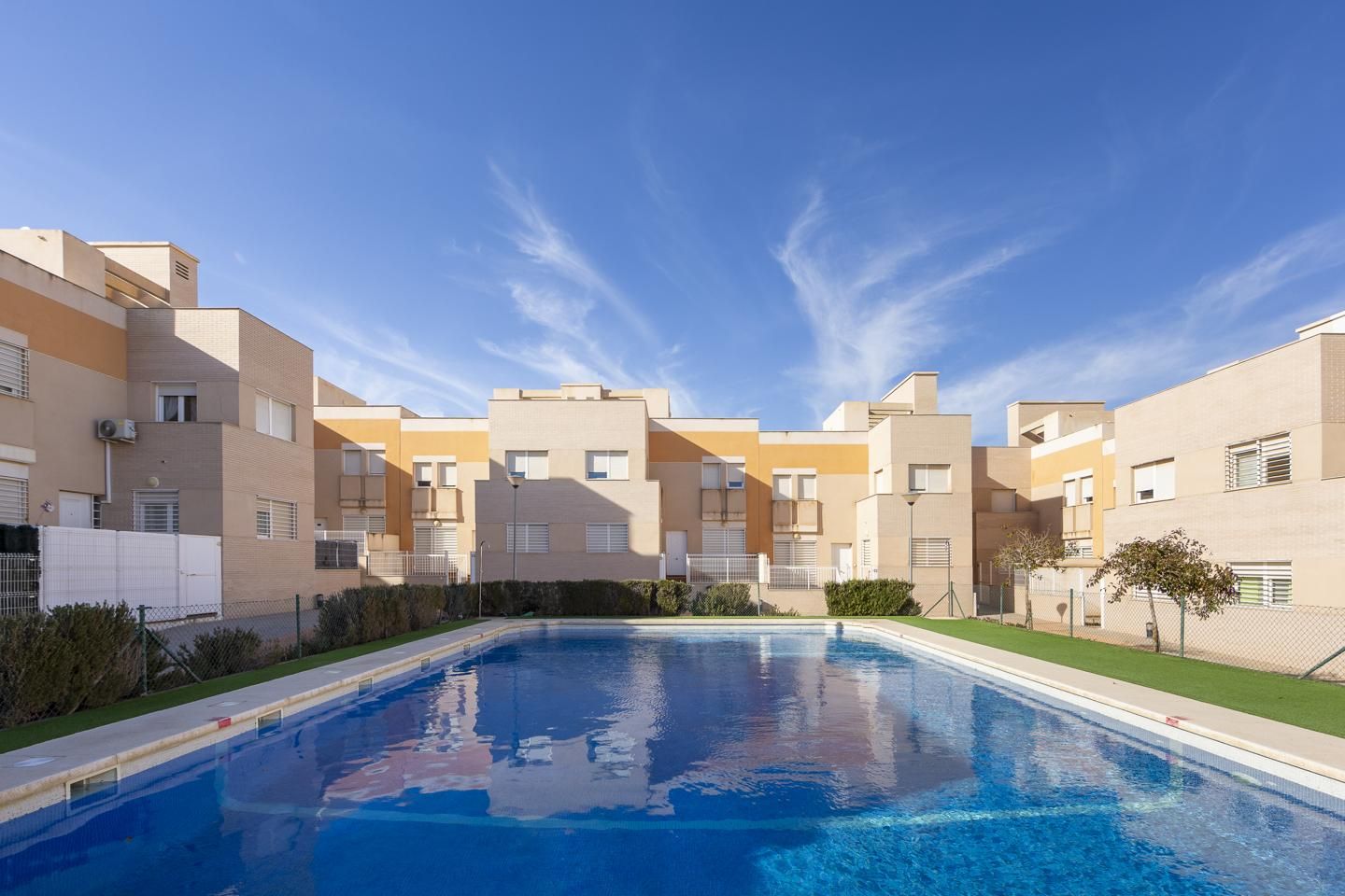 Piscina de Casa adosada en venda en  Almería Capital amb Terrassa i Piscina comunitària