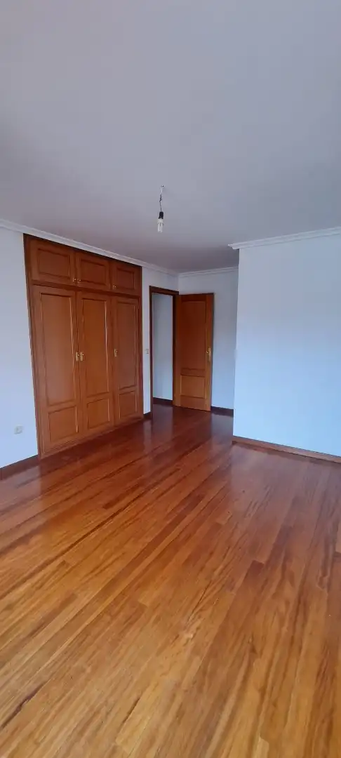 Dormitori de Pis en venda en Ourense Capital  amb Calefacció, Parquet i Traster