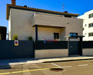 Vista exterior de Casa o xalet en venda en Roses amb Terrassa i Piscina