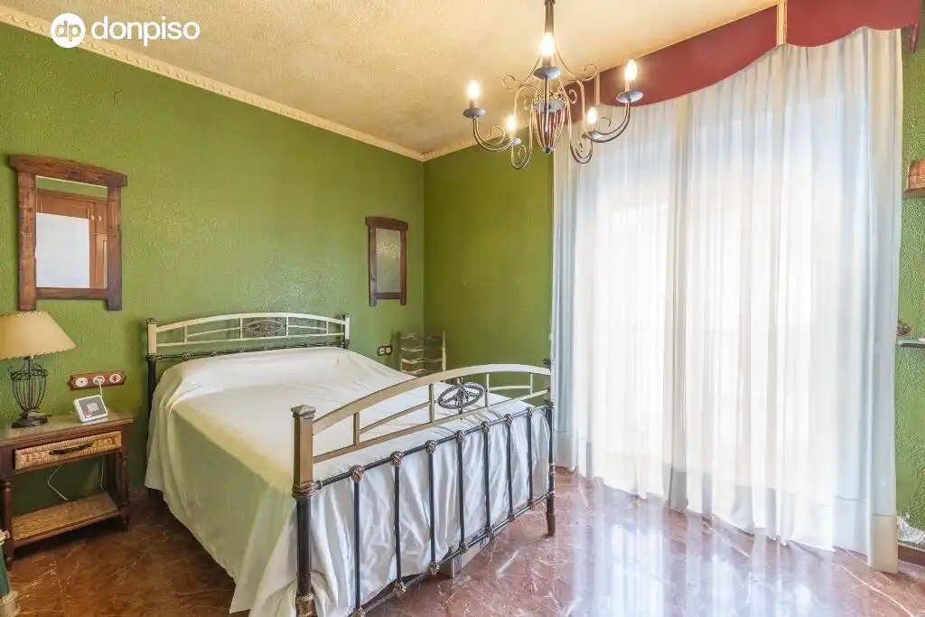 Dormitori de Casa adosada en venda en Granada amb Terrassa i Piscina comunitària