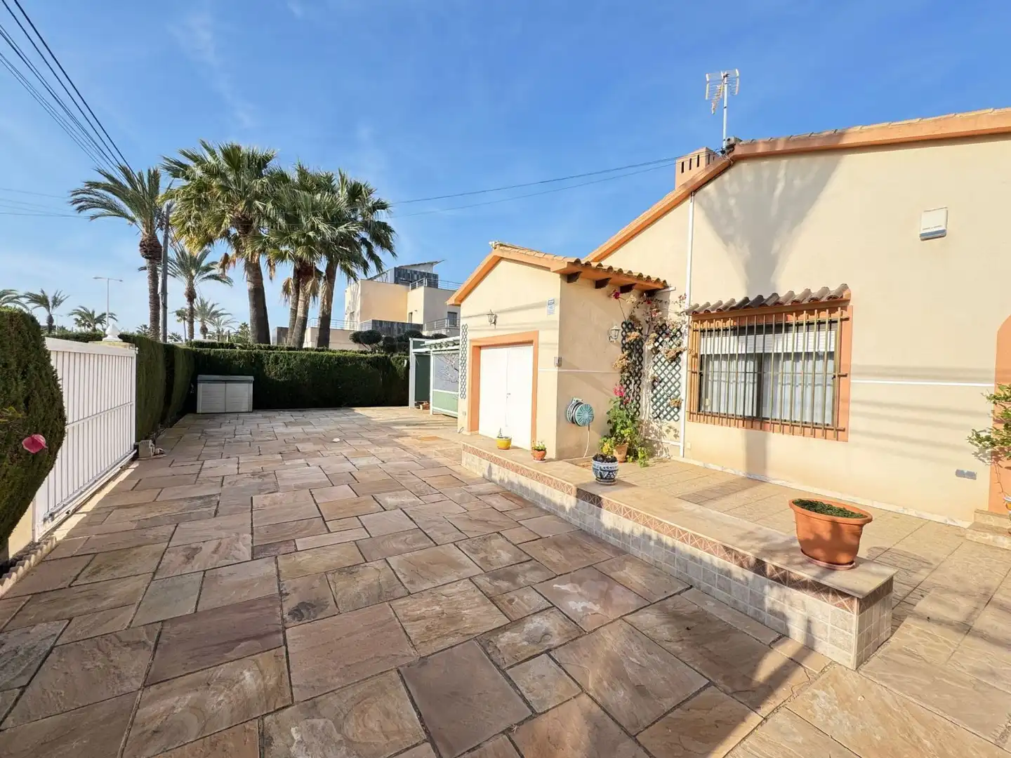 Vista exterior de Casa o xalet en venda en Orihuela amb Aire condicionat i Jardí privat