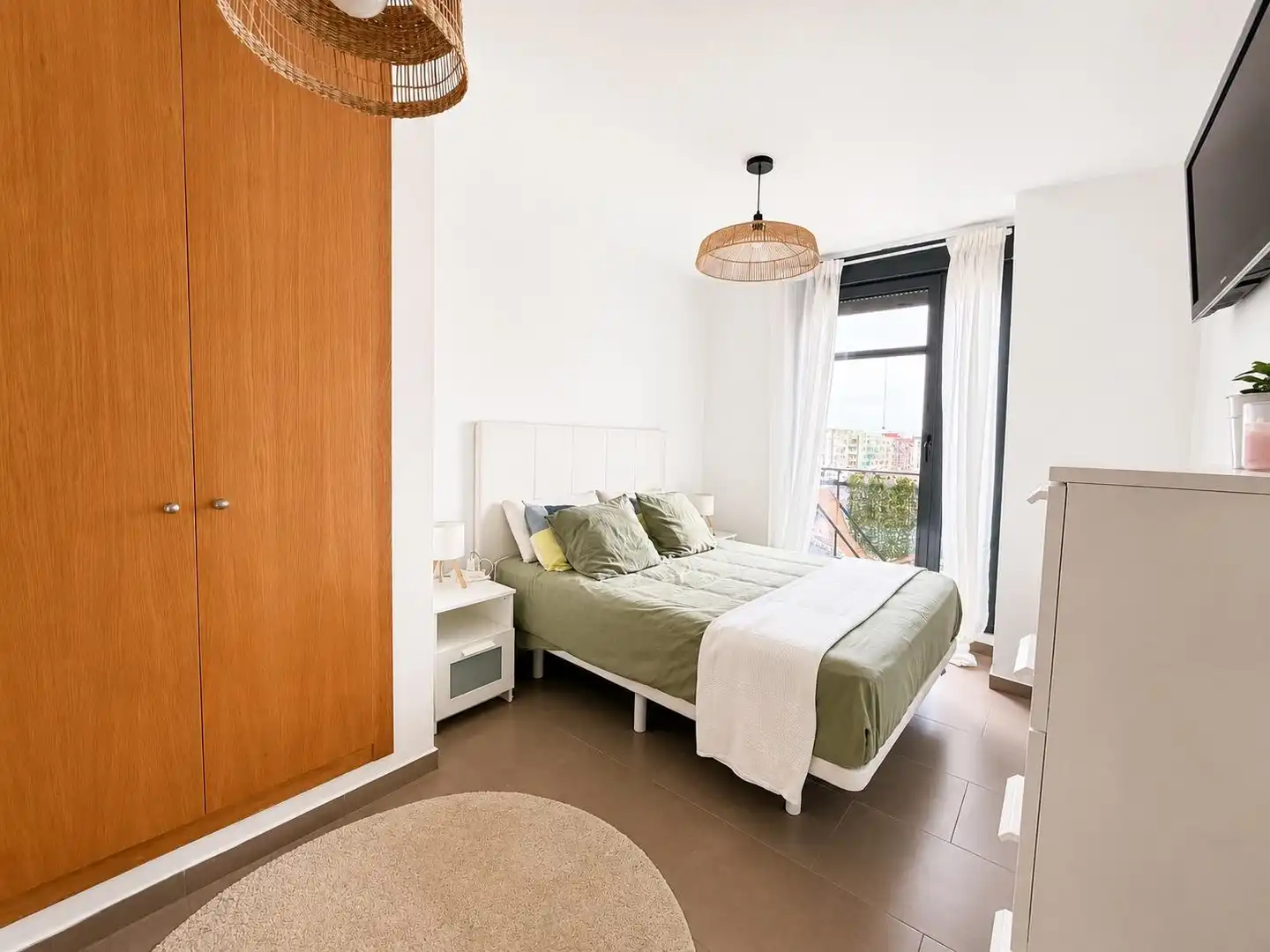 Schlafzimmer von Wohnung zur Miete in Valencia mit Klimaanlage, Heizung und Balkon