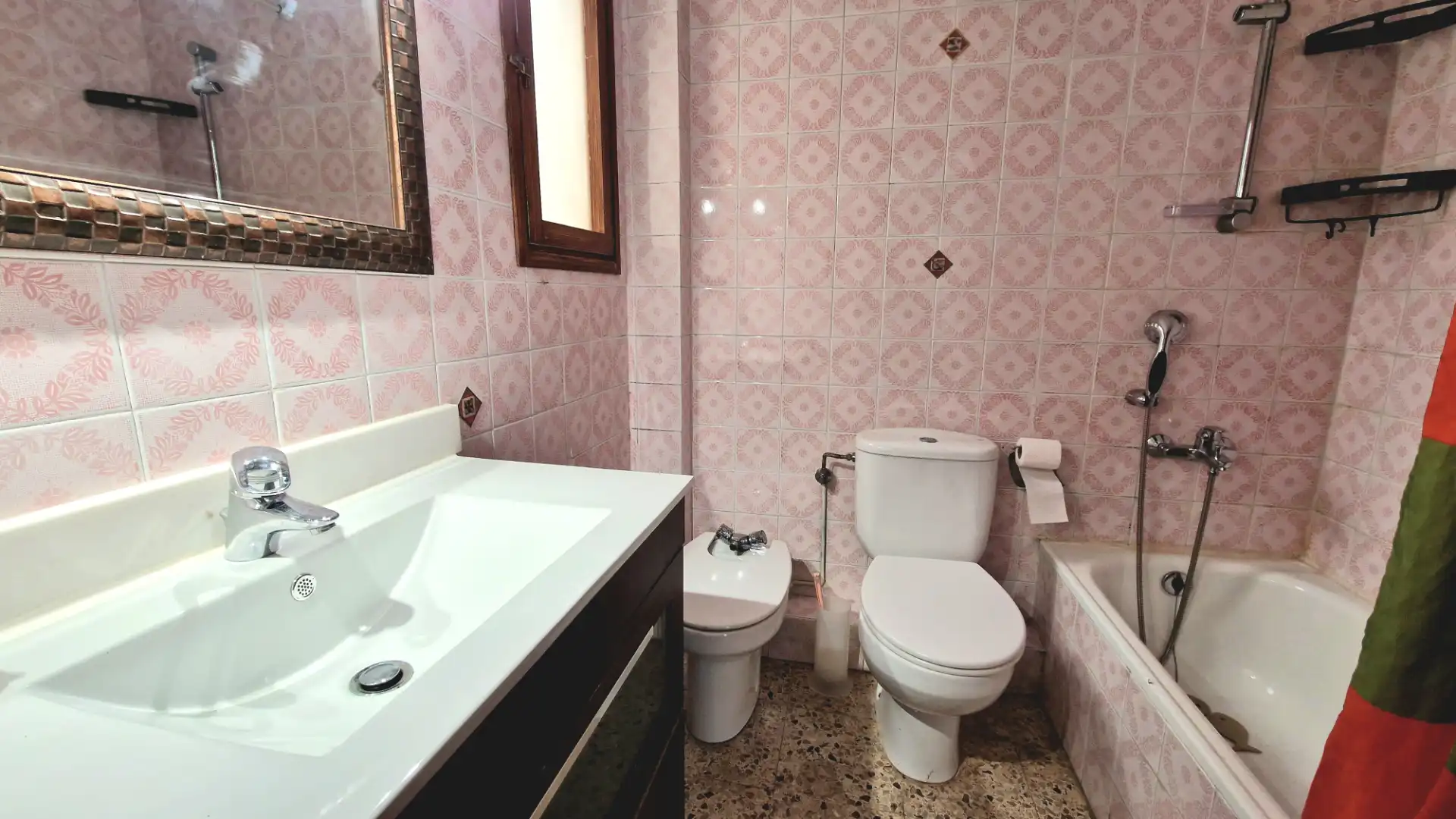 Badezimmer von Dachboden zum Verkauf in Santa Coloma de Gramenet mit Klimaanlage, Heizung und Terrasse