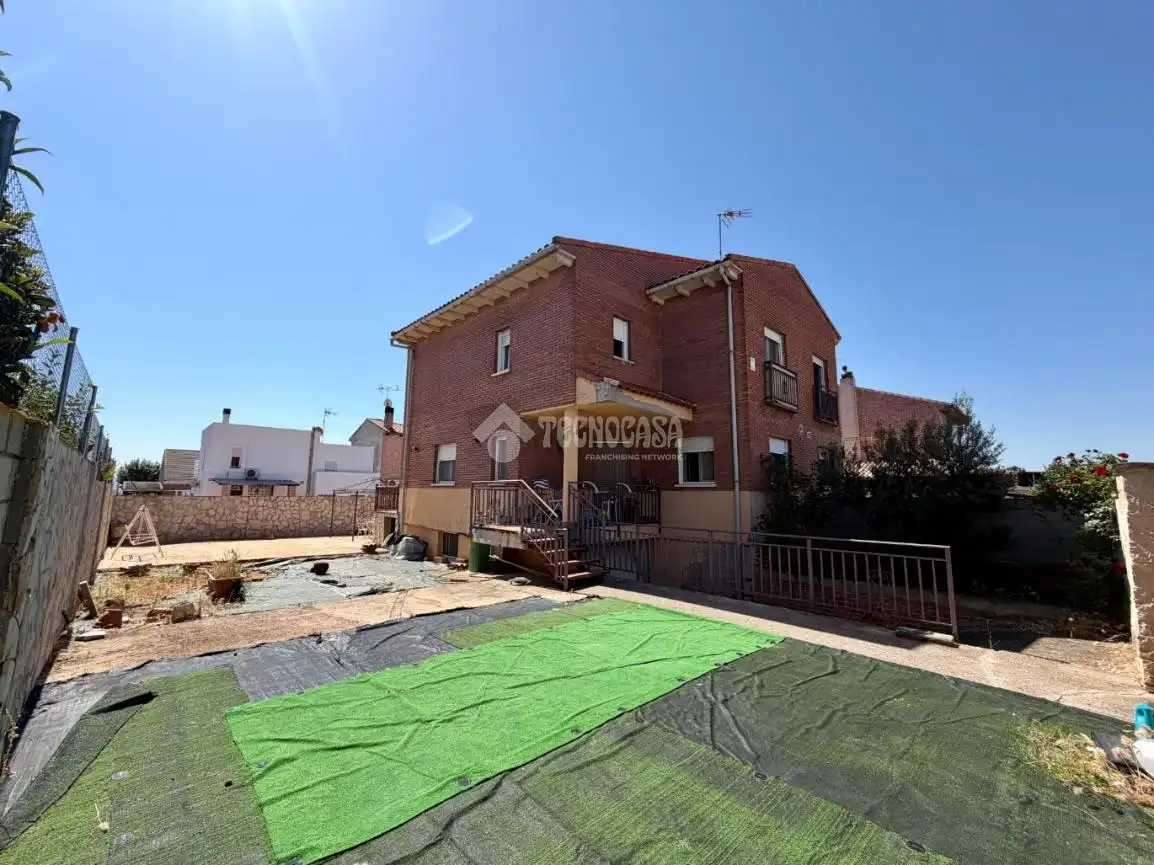 Vista exterior de Casa adosada en venta en Villanueva de la Torre con Jardín privado, Terraza y Balcón