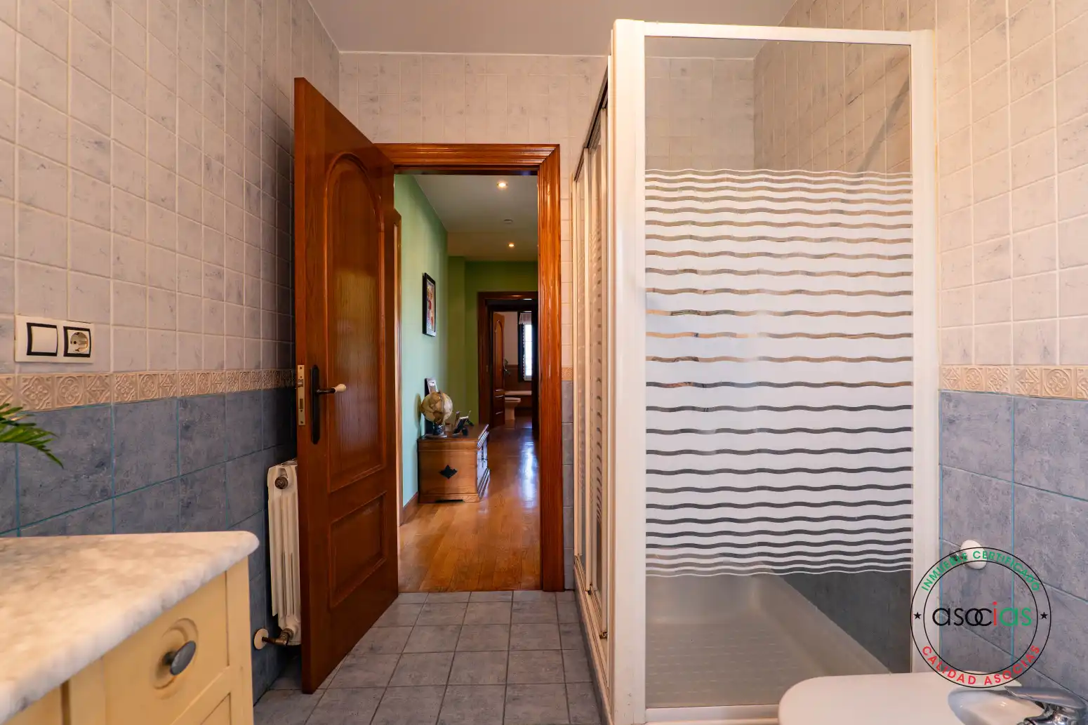 Bany de Casa o xalet en venda en Gijón  amb Calefacció, Parquet i Terrassa