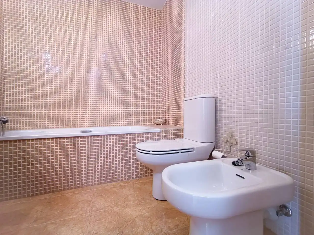 Bany de Casa o xalet en venda en Burgos amb Calefacció, Jardí privat i Parquet