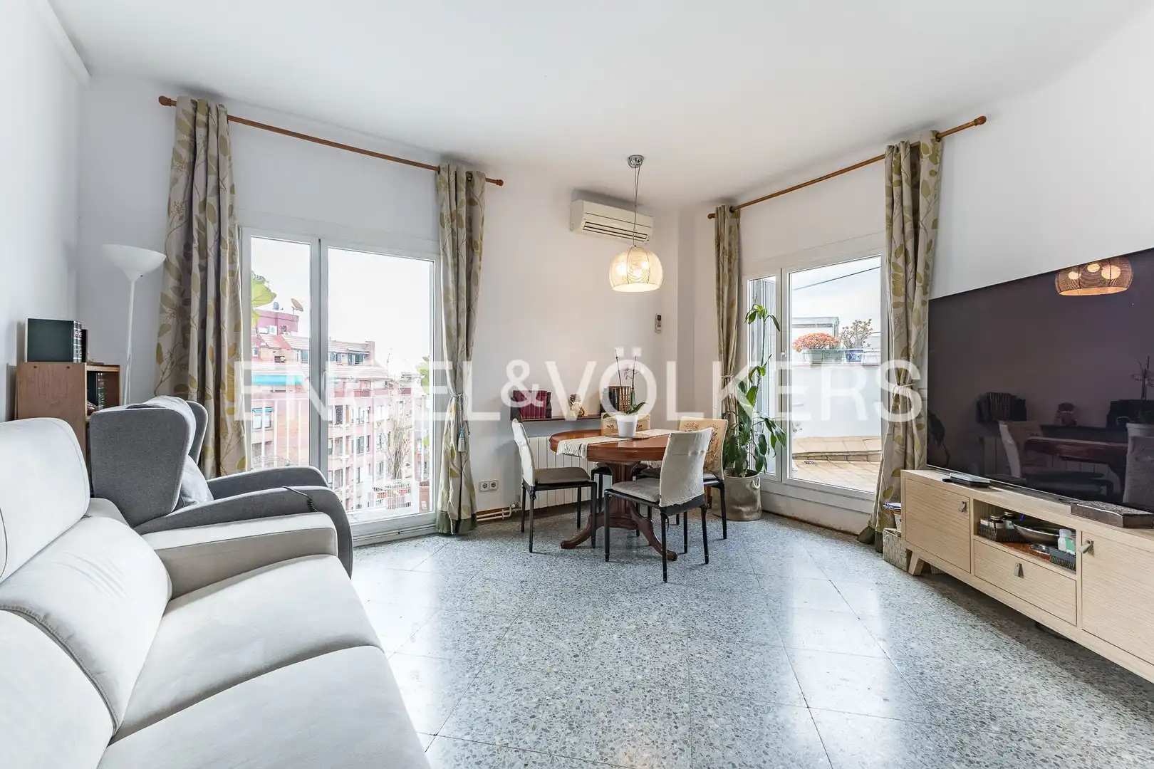 Außenansicht von Wohnung zum Verkauf in  Barcelona Capital mit Klimaanlage, Heizung und Terrasse