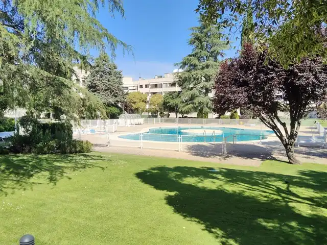 Swimming pool of Flat for rent in Pozuelo de Alarcón  with Air Conditioner, Heating and Private garden
