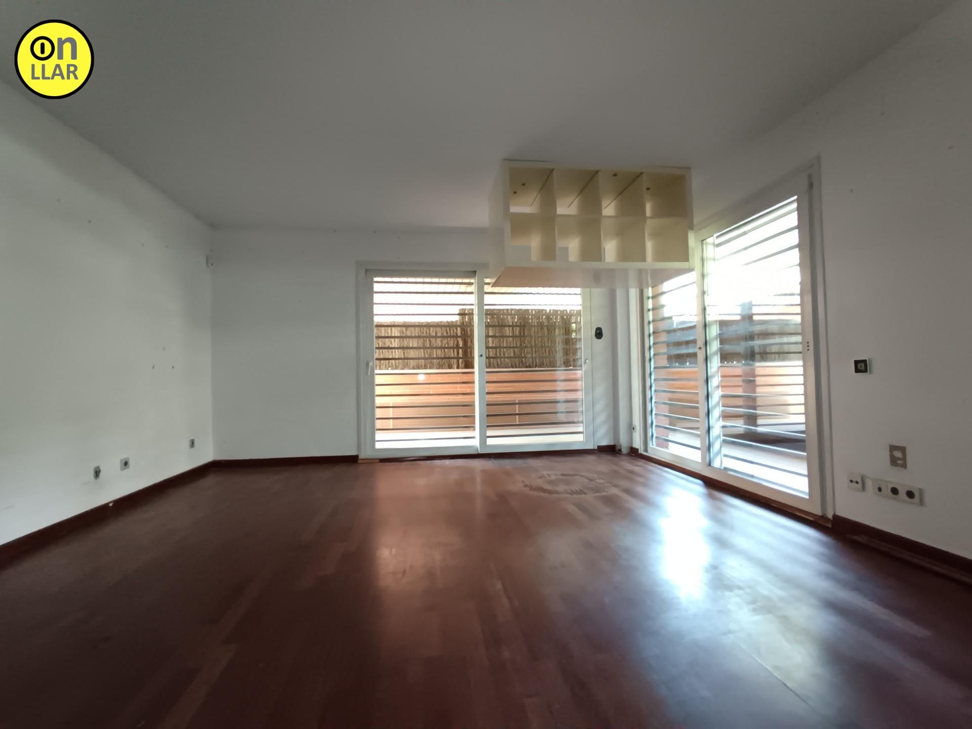 Sala d'estar de Pis en venda en Sant Cugat del Vallès amb Jardí privat, Terrassa i Balcó