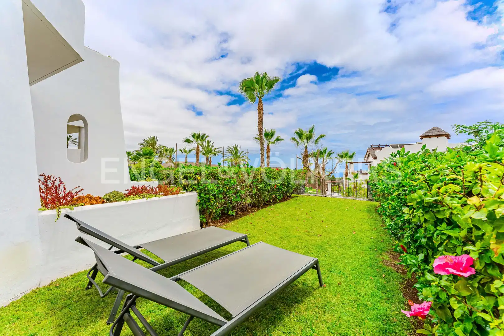 Flat with pool for sale in Abama