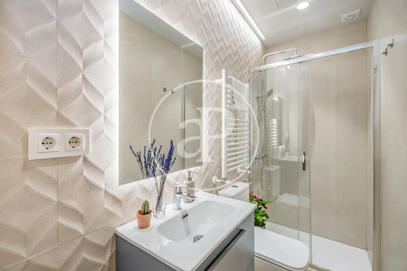 Bathroom of Flat for sale in Madrid  with Air Conditioner, Heating and Furnished