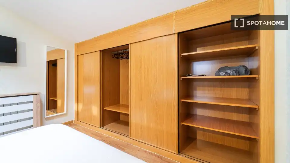 Bedroom of Flat for share in Sevilla la Nueva  with Air Conditioner, Heating and Furnished