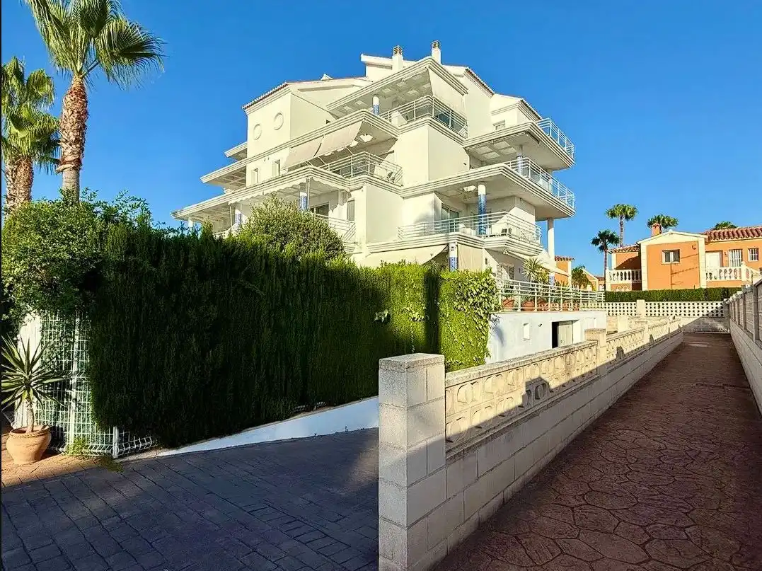Vista exterior de Piso en venta en Oliva con Aire acondicionado y Balcón