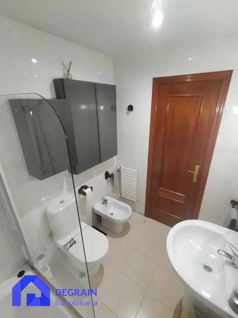Badezimmer von Einfamilien-Reihenhaus zur Miete in Llanera mit Heizung, Privatgarten und Parkett