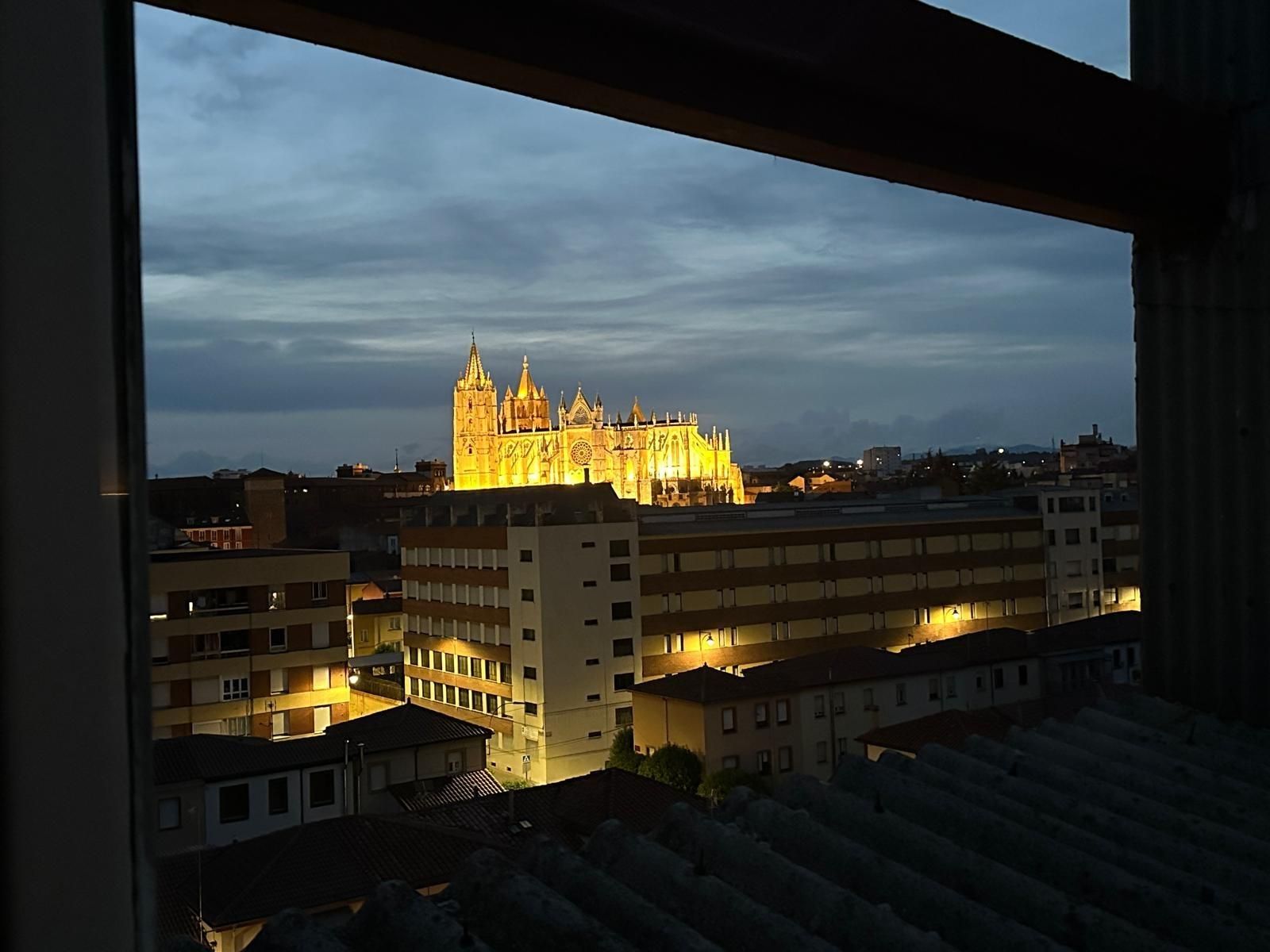 Vista exterior de Àtic en venda en León Capital  amb Calefacció i Traster