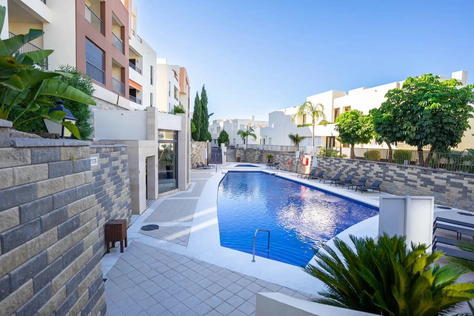 Piscina de Apartament en venda en Marbella amb Aire condicionat, Calefacció i Jardí privat