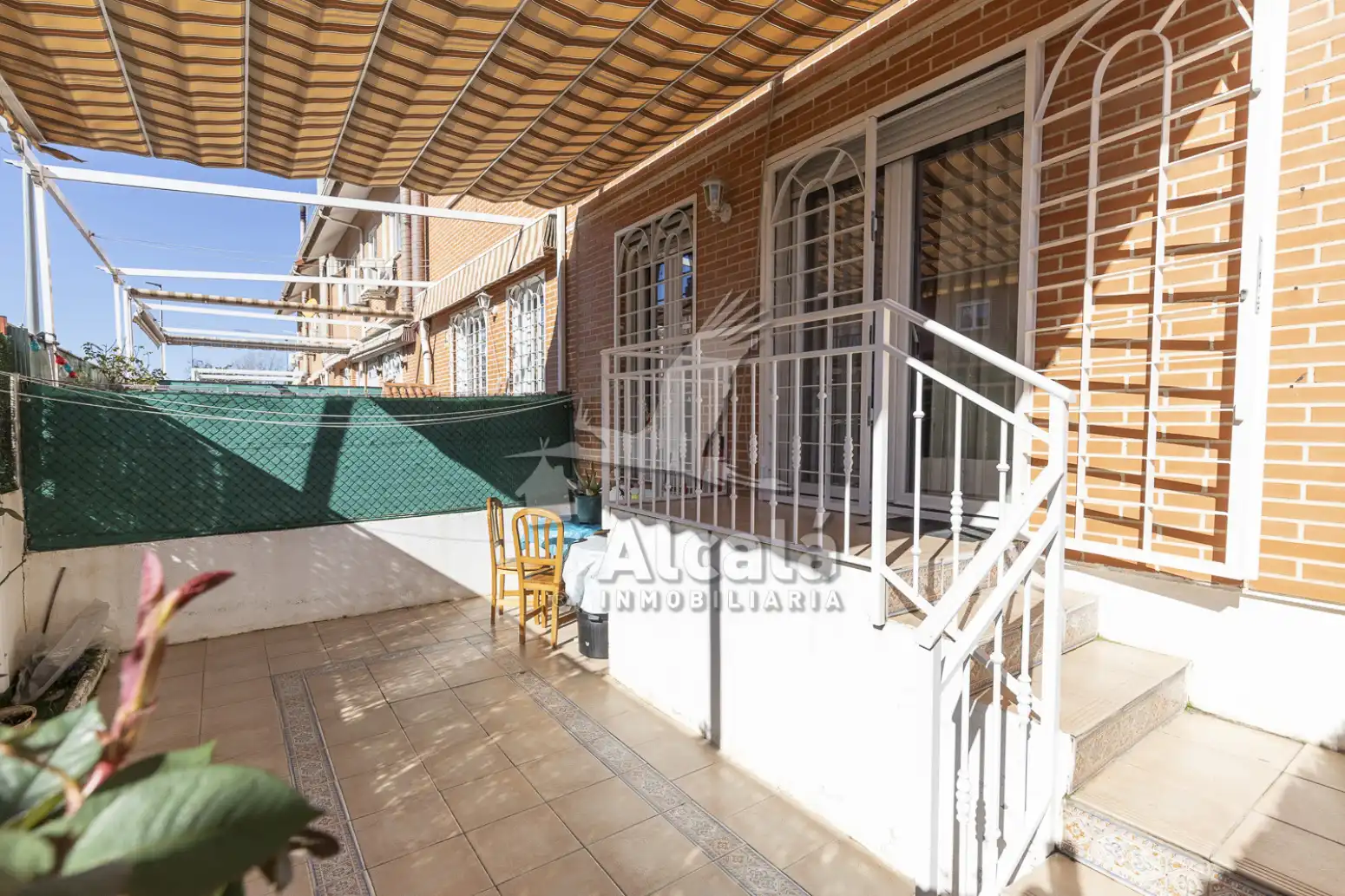Außenansicht von Einfamilien-Reihenhaus zum Verkauf in Alcalá de Henares mit Heizung, Parkett und Schwimmbad