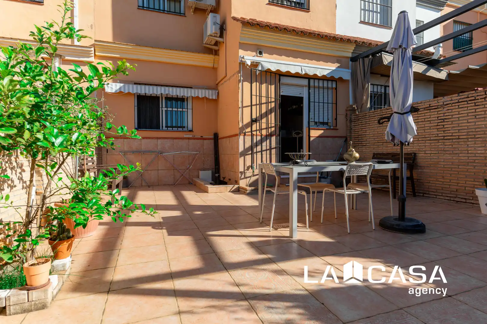 Jardí de Casa adosada en venda en Dos Hermanas amb Aire condicionat i Terrassa