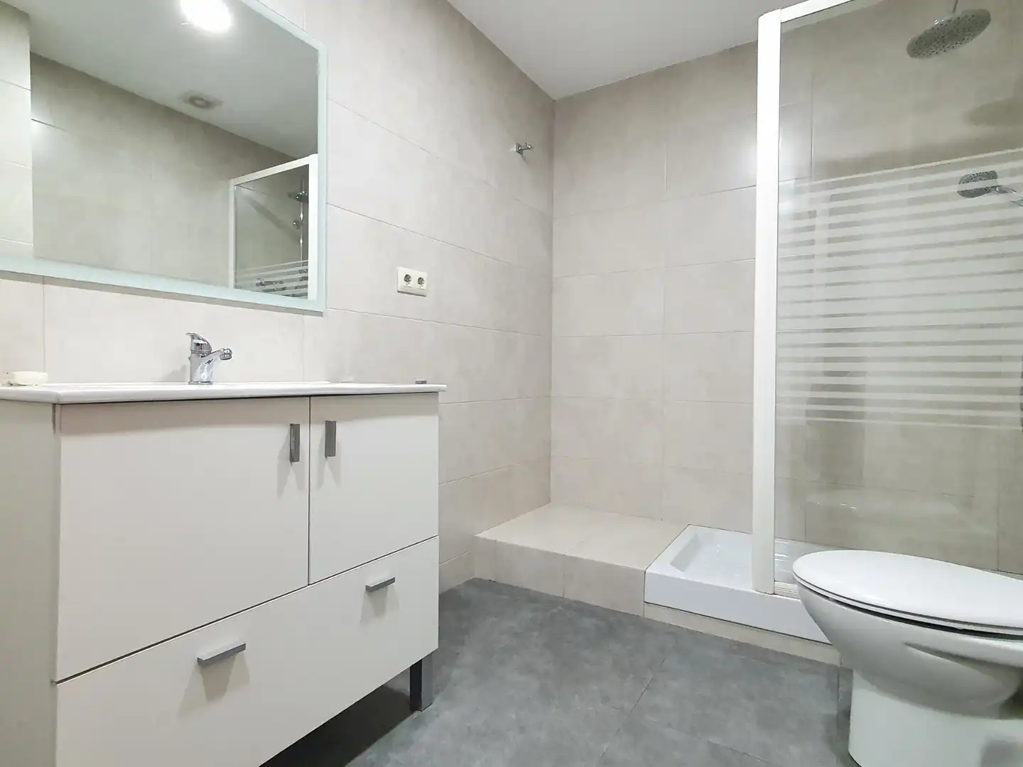 Badezimmer von Wohnung zur Miete in Barcelona mit Parkett, Terrasse und Ofen