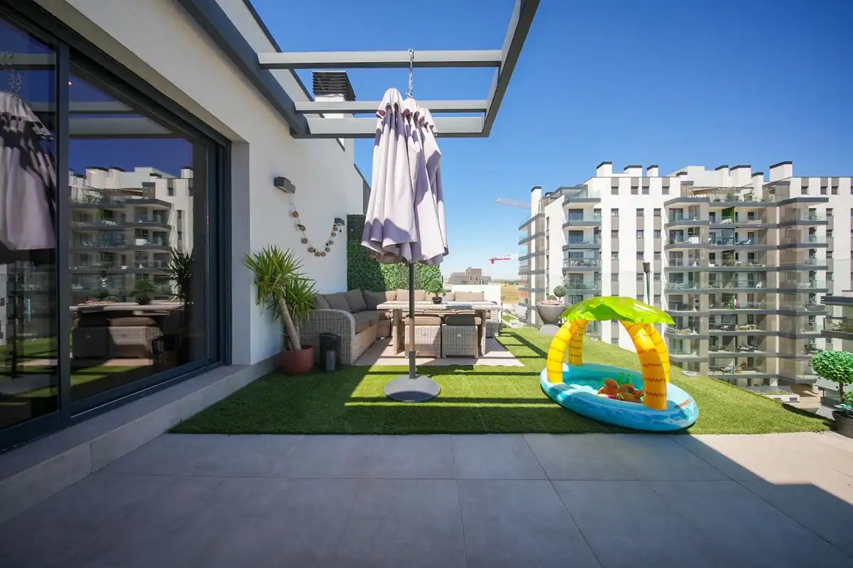 Terraza de Ático en venta en Alcalá de Henares con Aire acondicionado, Calefacción y Jardín privado