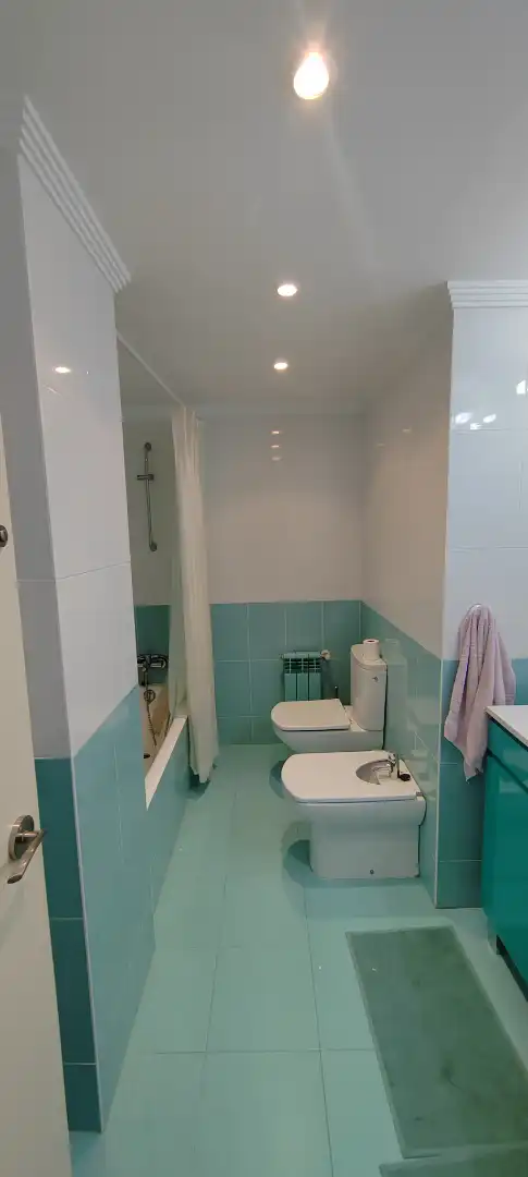 Badezimmer von Wohnung zur Miete in Bilbao  mit Heizung, Parkett und Terrasse