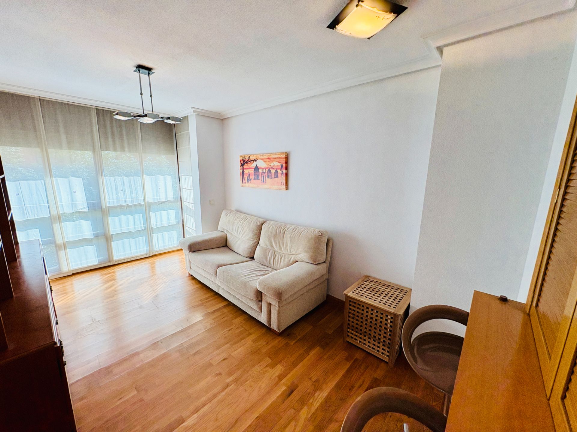 Sala d'estar de Apartament en venda en  Madrid Capital amb Aire condicionat, Jardí privat i Parquet