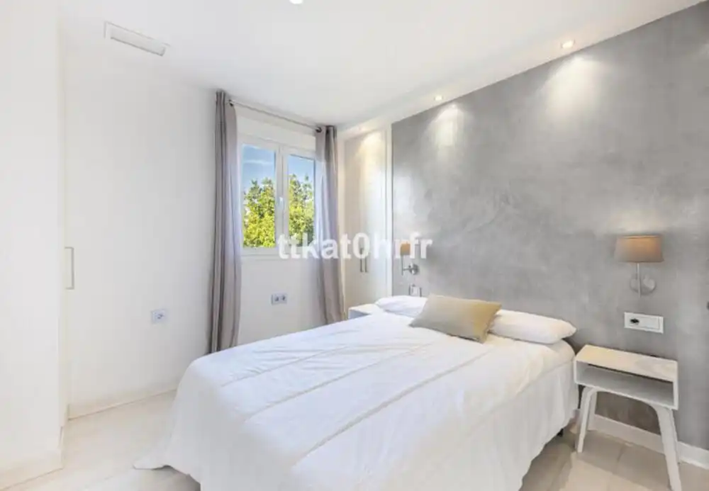 Dormitori de Apartament de lloguer en Marbella amb Aire condicionat, Terrassa i Moblat