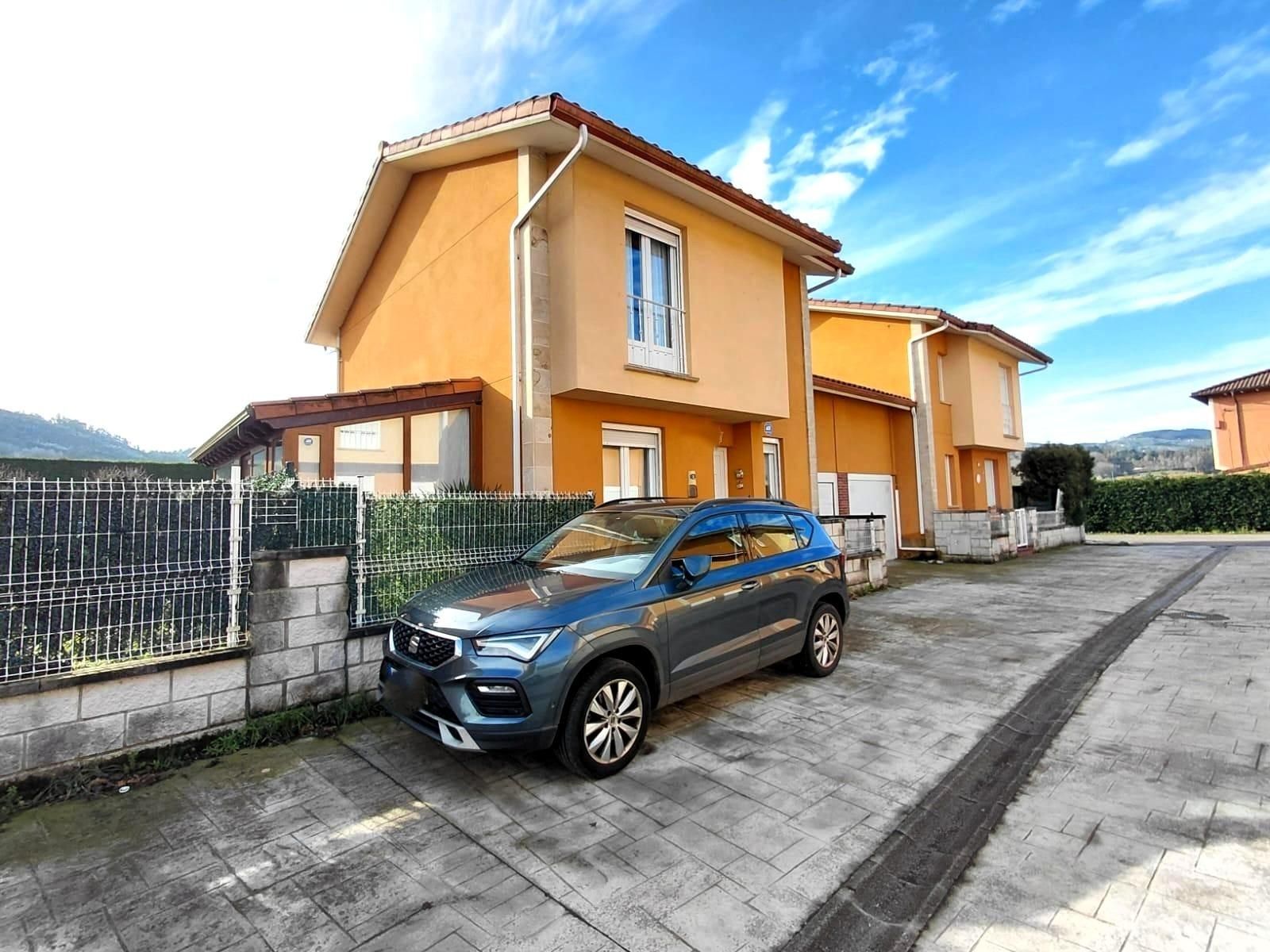 Vista exterior de Casa o xalet en venda en Castañeda amb Terrassa, Traster i Alarma