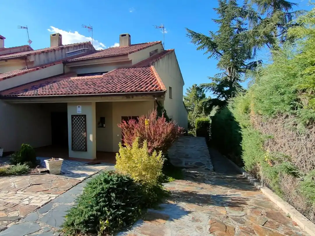 Vista exterior de Casa o xalet en venda en El Espinar amb Calefacció, Jardí privat i Parquet