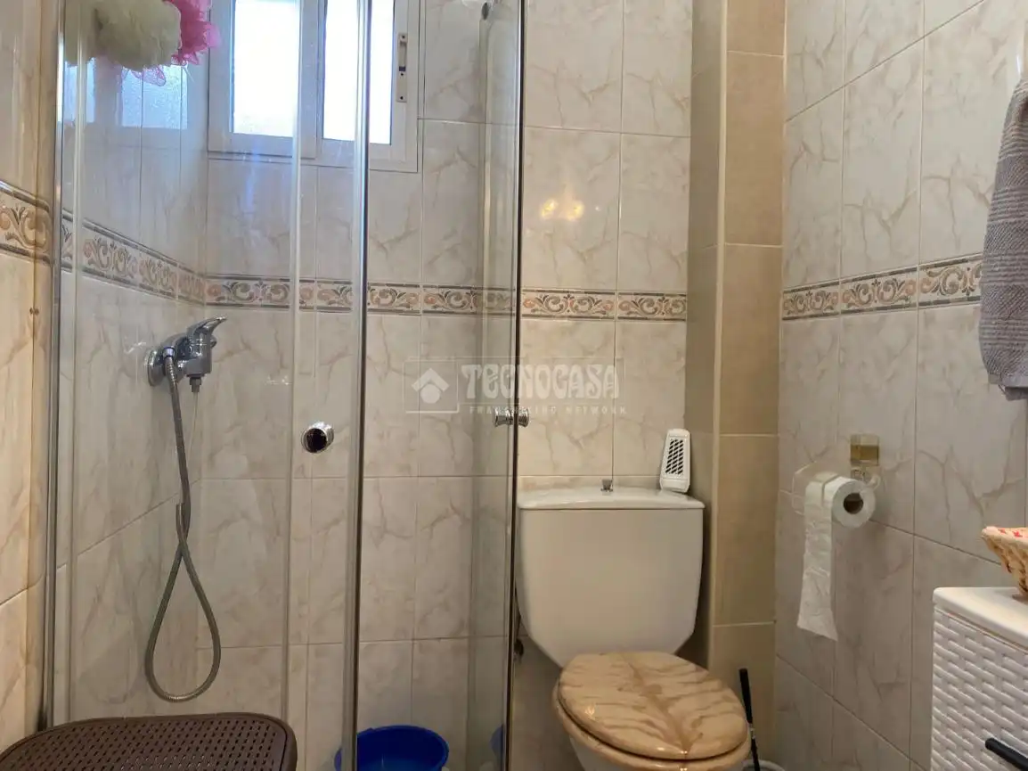 Bathroom of Flat for sale in Sevilla  with Air Conditioner and Balcony