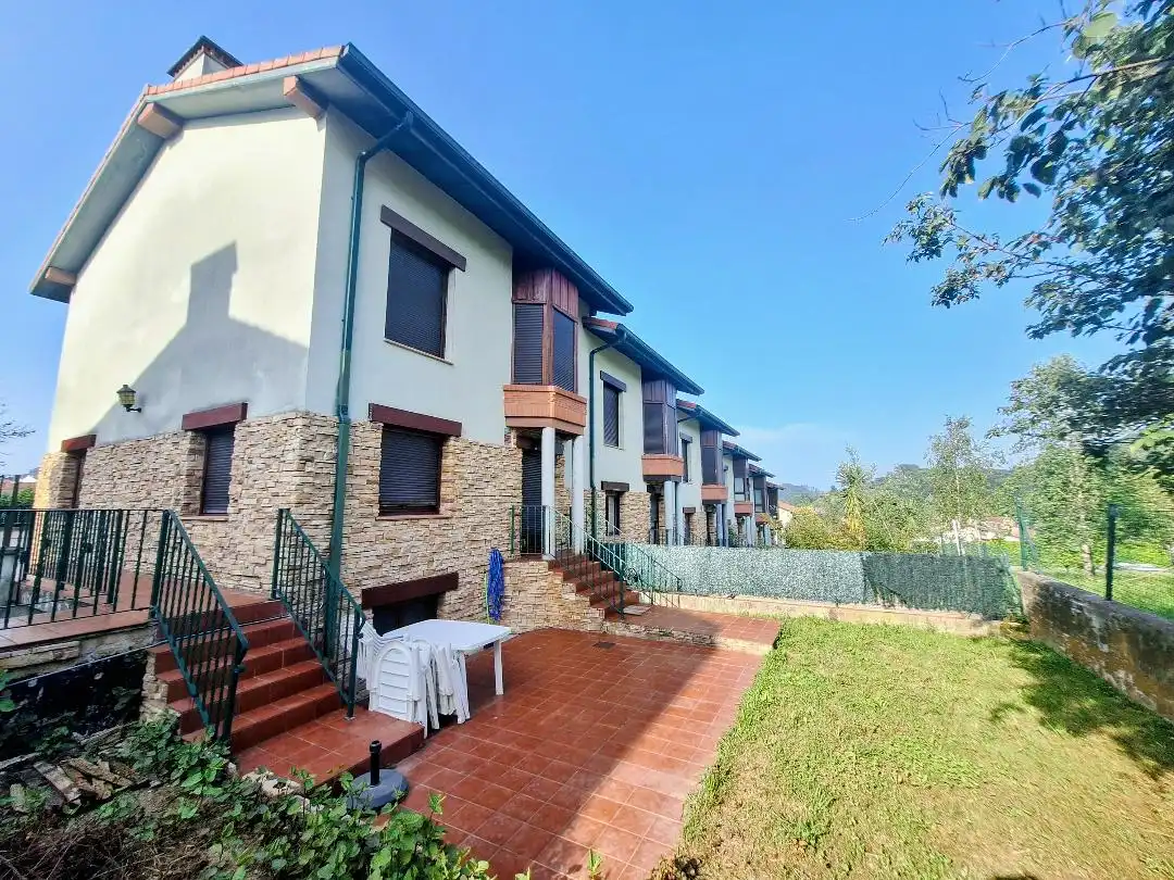 Außenansicht von Einfamilien-Reihenhaus zum Verkauf in Aia mit Heizung, Privatgarten und Terrasse