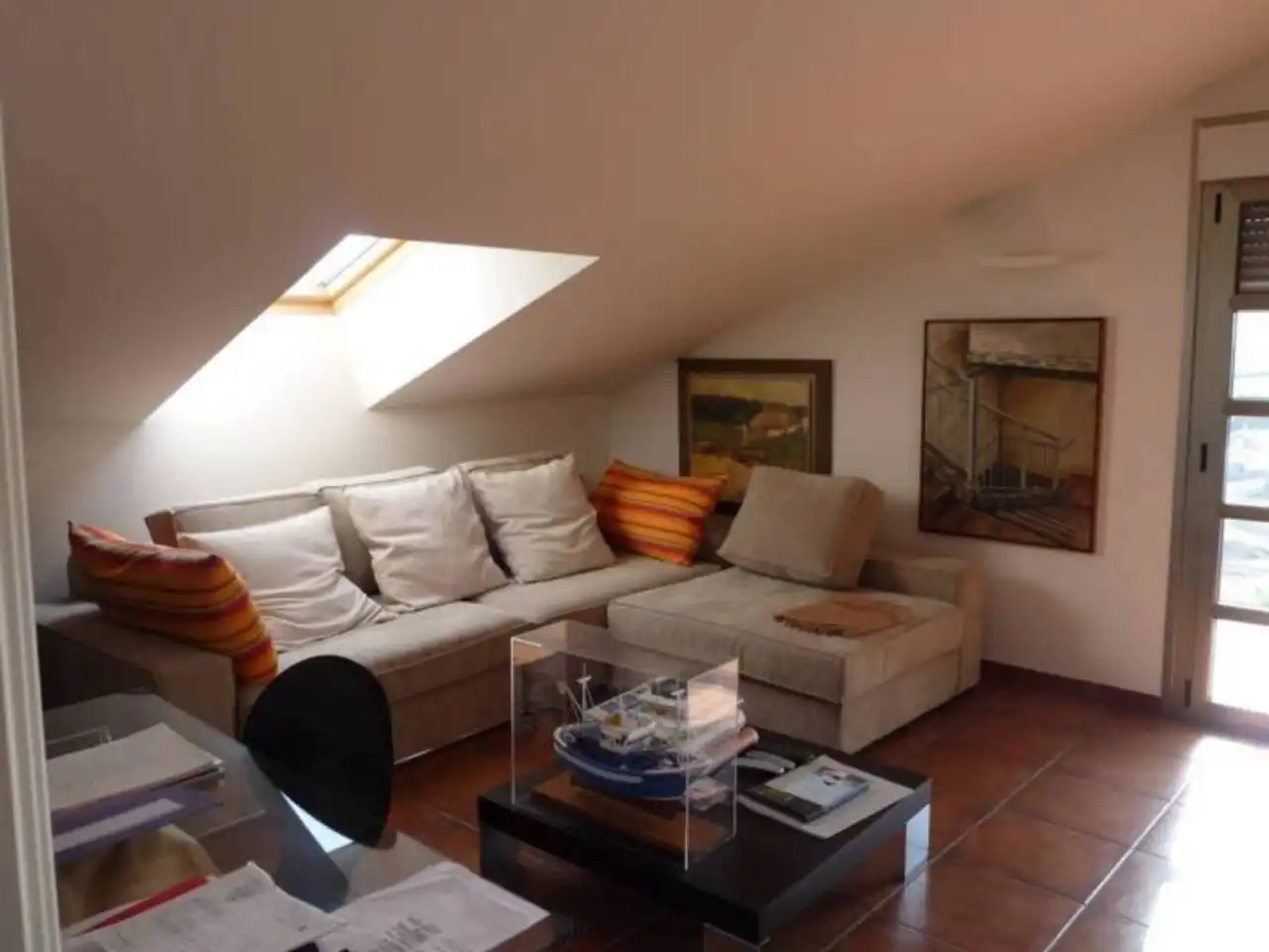 Sala d'estar de Casa o xalet en venda en Oviedo  amb Calefacció, Terrassa i Alarma