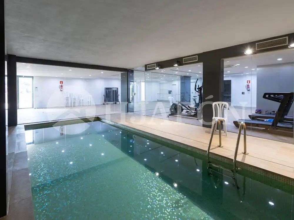 Piscina de Pis en venda en Alella amb Aire condicionat, Calefacció i Parquet