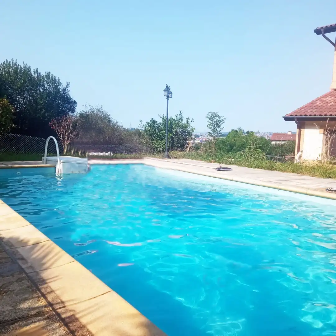 Piscina de Casa o xalet en venda en Irun  amb Calefacció, Jardí privat i Traster
